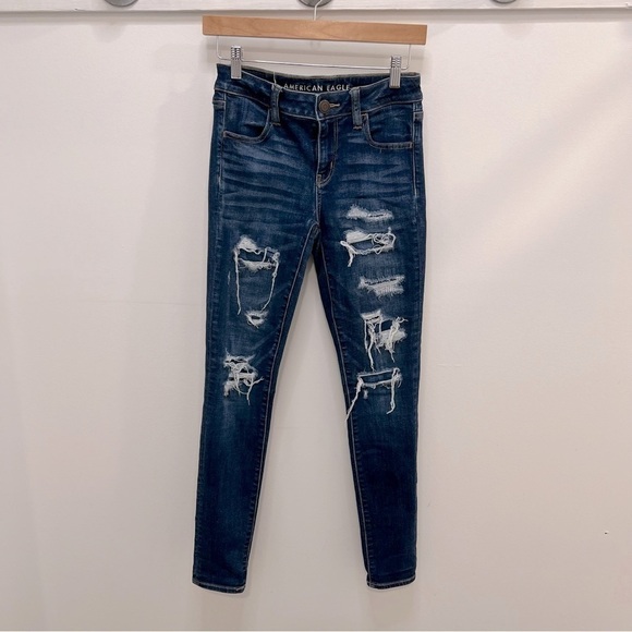 𝅺AMERICAN Eagle mid level stretch torn jeans